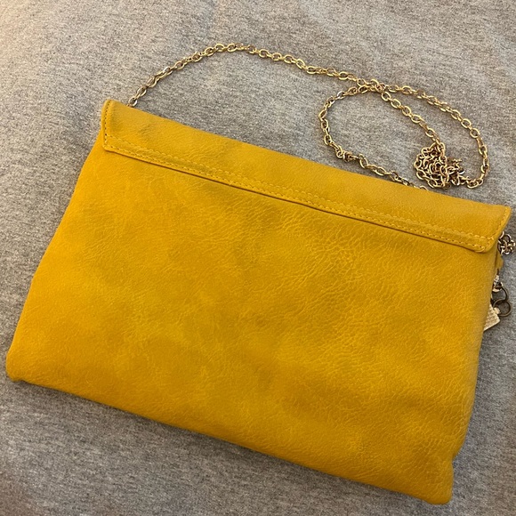 Urban Expressions Yellow Nala Tassel Zip Clutch - Picture 4 of 6